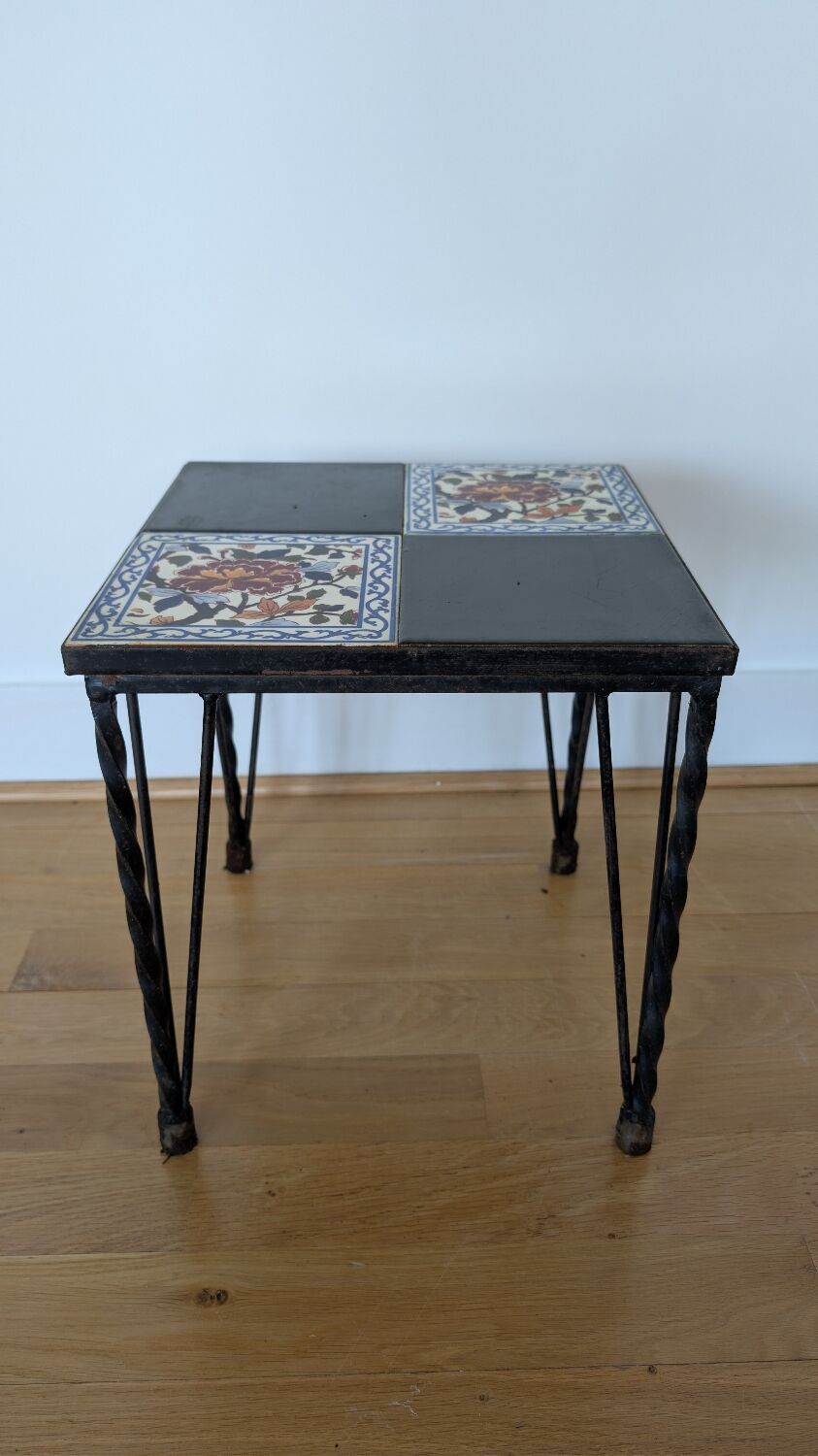 Wrought iron coffee table with square Gien ceramic patterns.