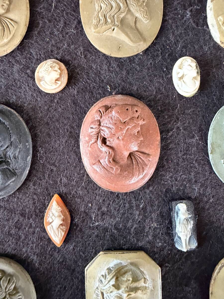 Collection of cameos and intaglios, shells and lava stones, around 1900.