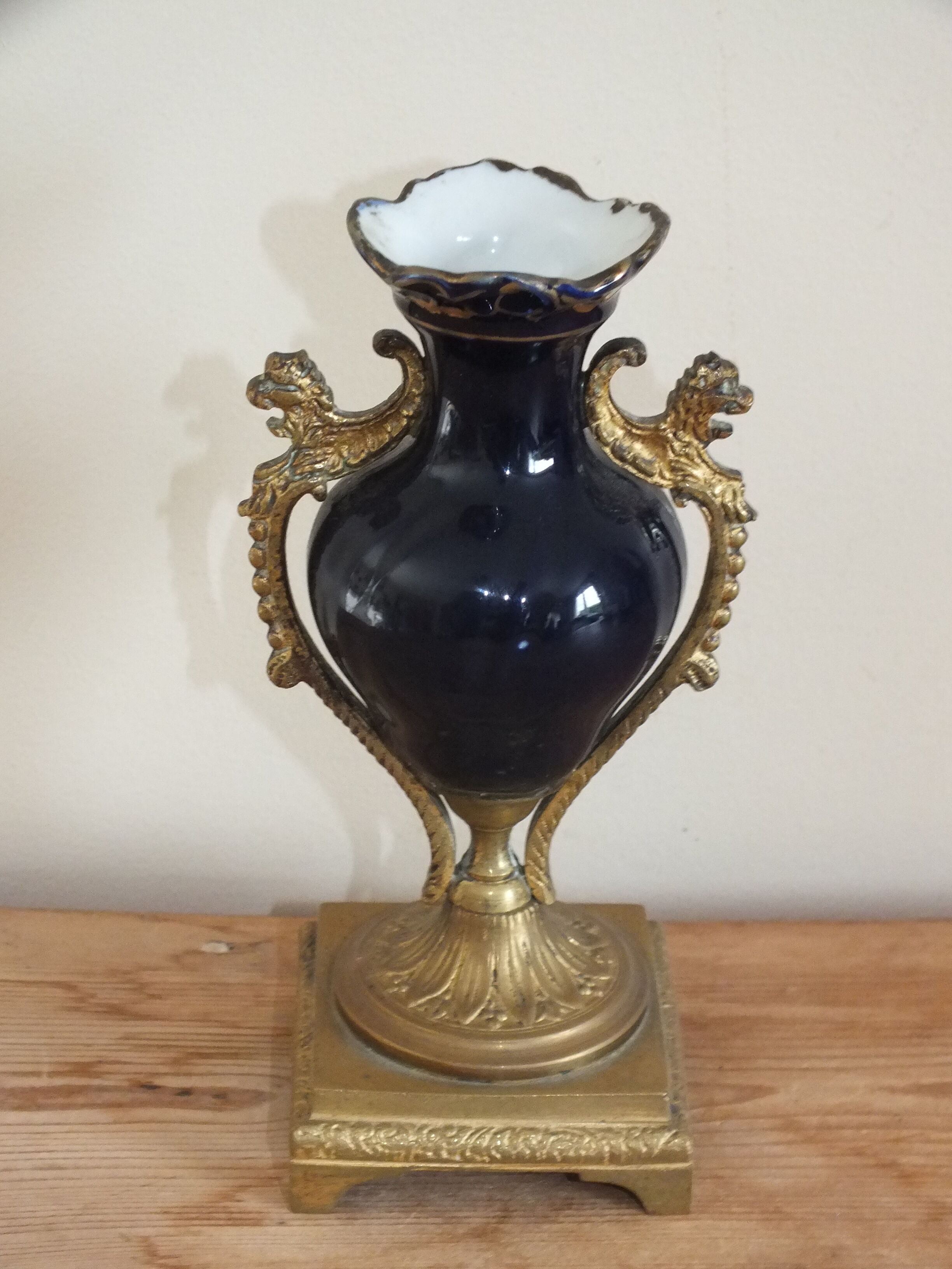 Medicis vase in porcelain