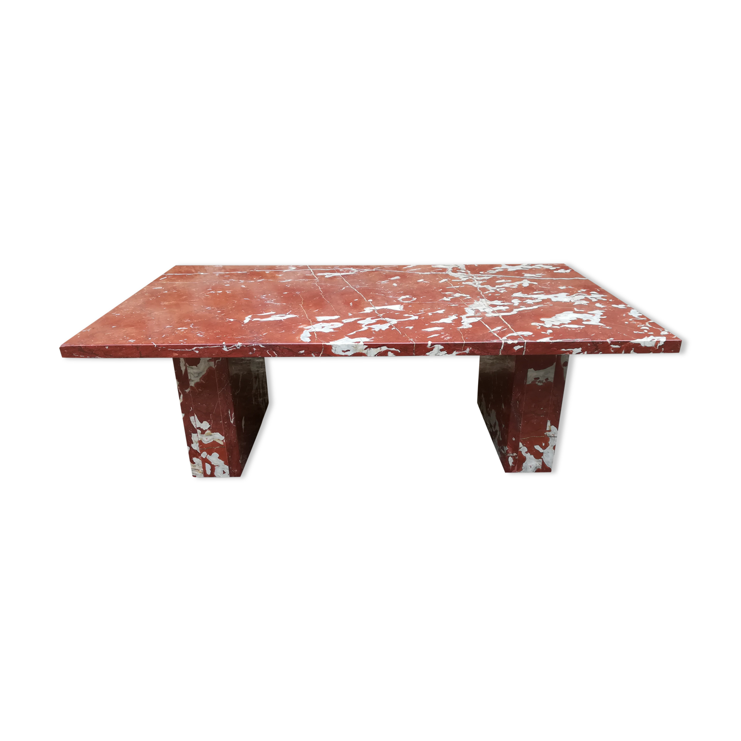 Table basse en marbre rouge