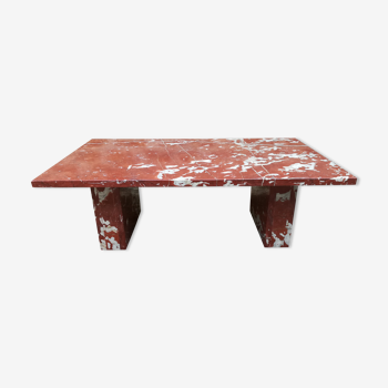 Table basse en marbre rouge