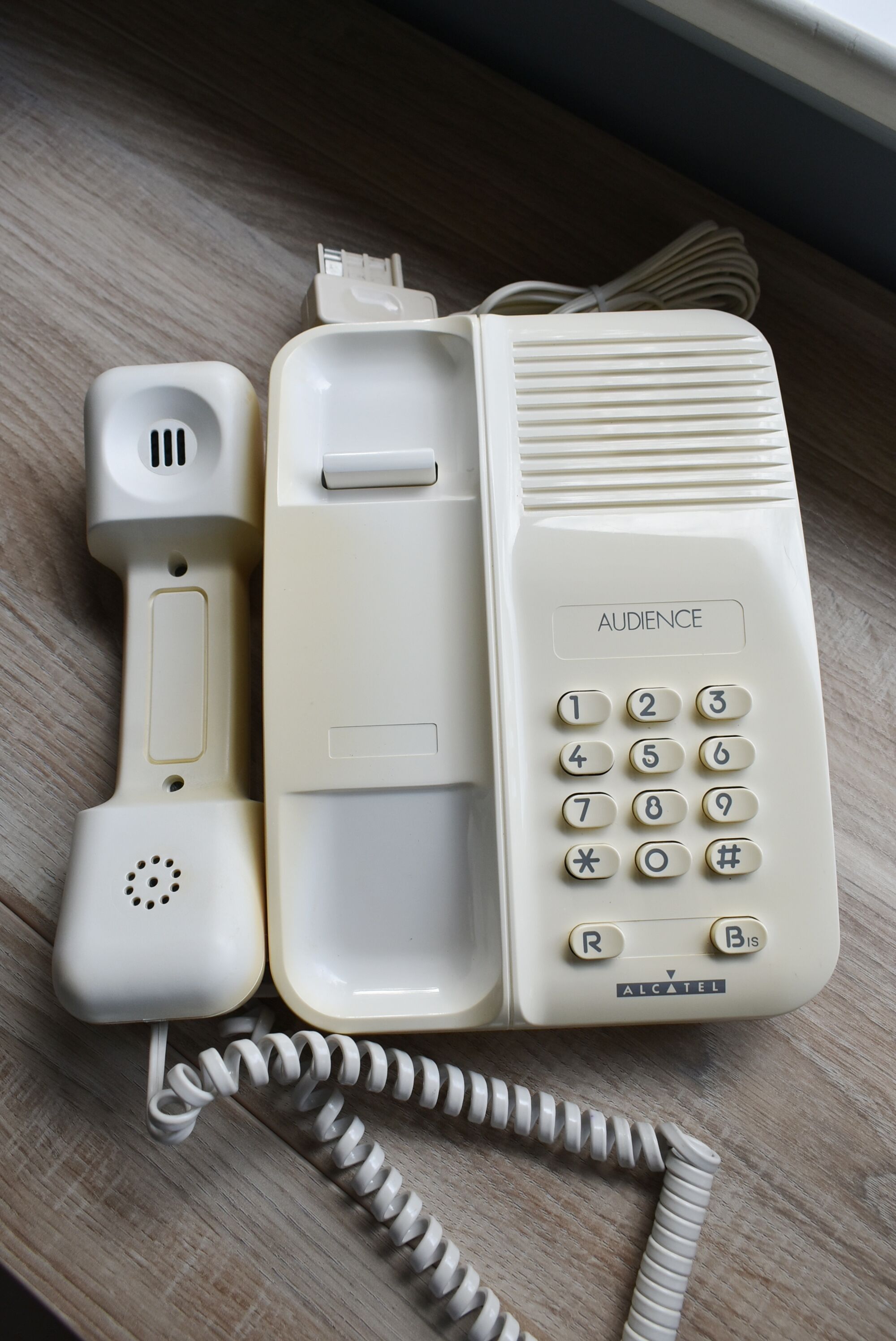 Ancien téléphone fixe vintage Alcatel Audience beige
