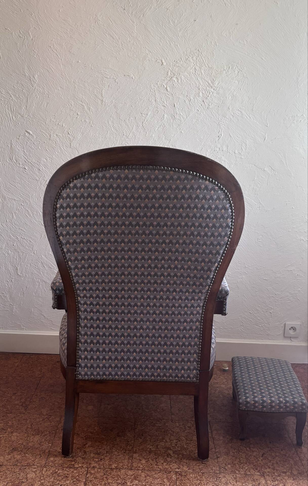 Ensemble fauteuil Voltaire à système inclinable et son repose-pied