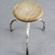 Tabouret pivotant blanc industriel vintage