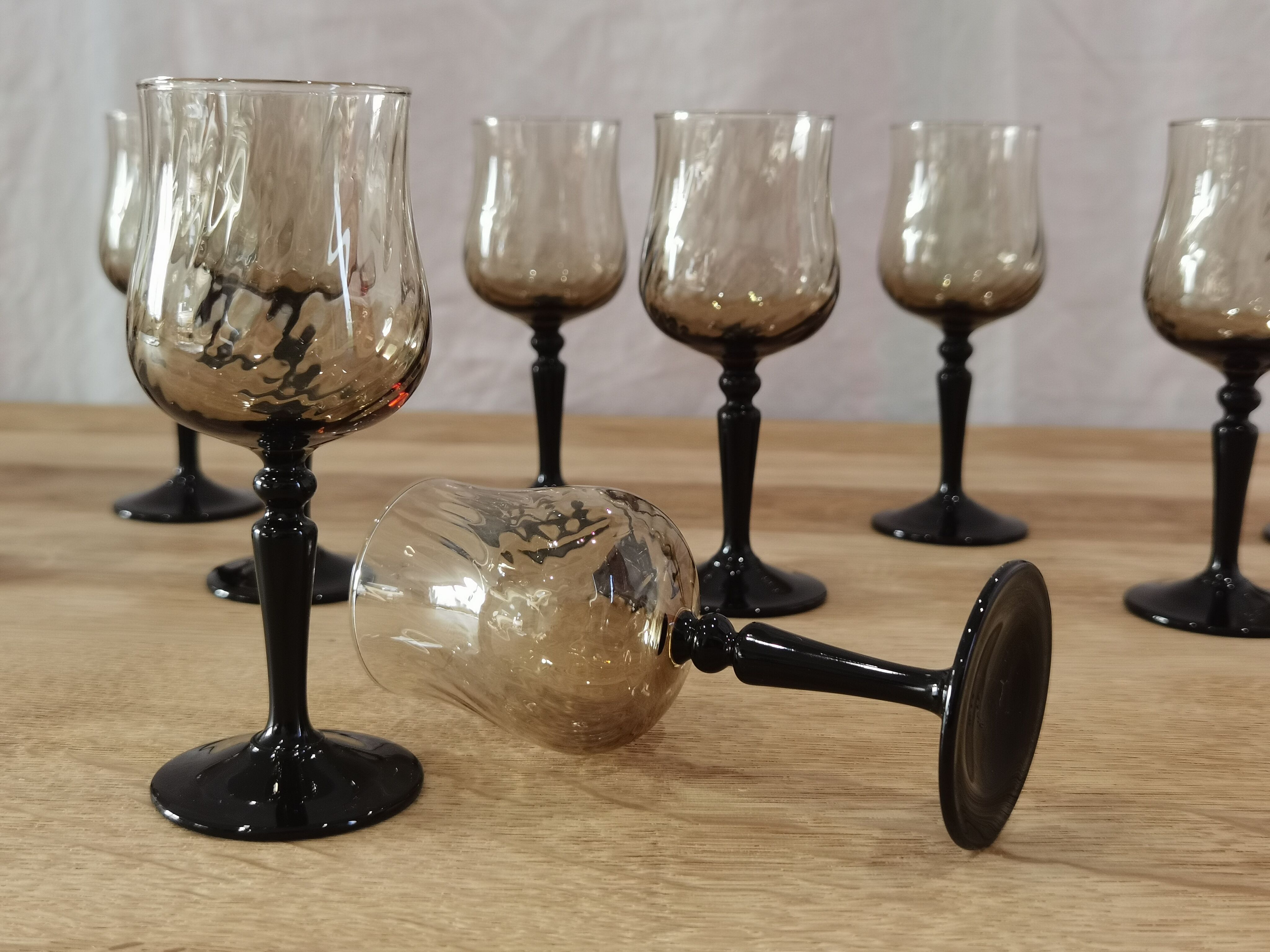 11 verres apéritifs torsadé fumé à pieds noir Arcoroc
