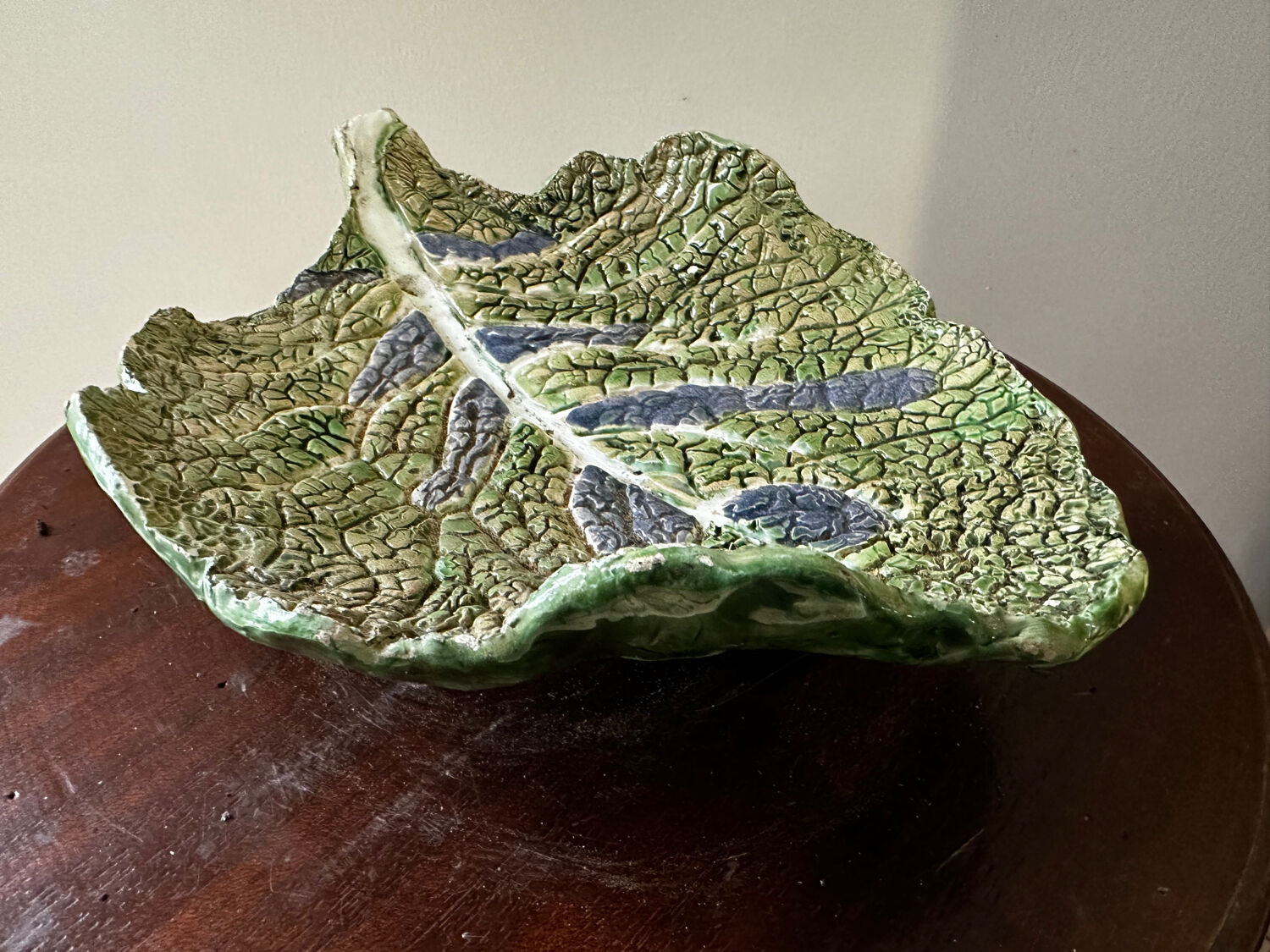 Vintage ceramic leaf-shaped vide poche, signed.