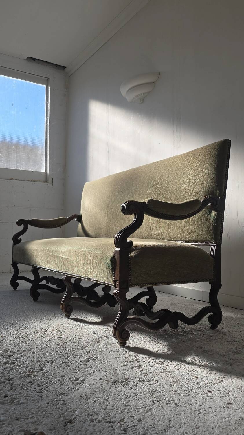 Timeless bench in 19th-century Louis XIV style, walnut, with sheep's foot legs.