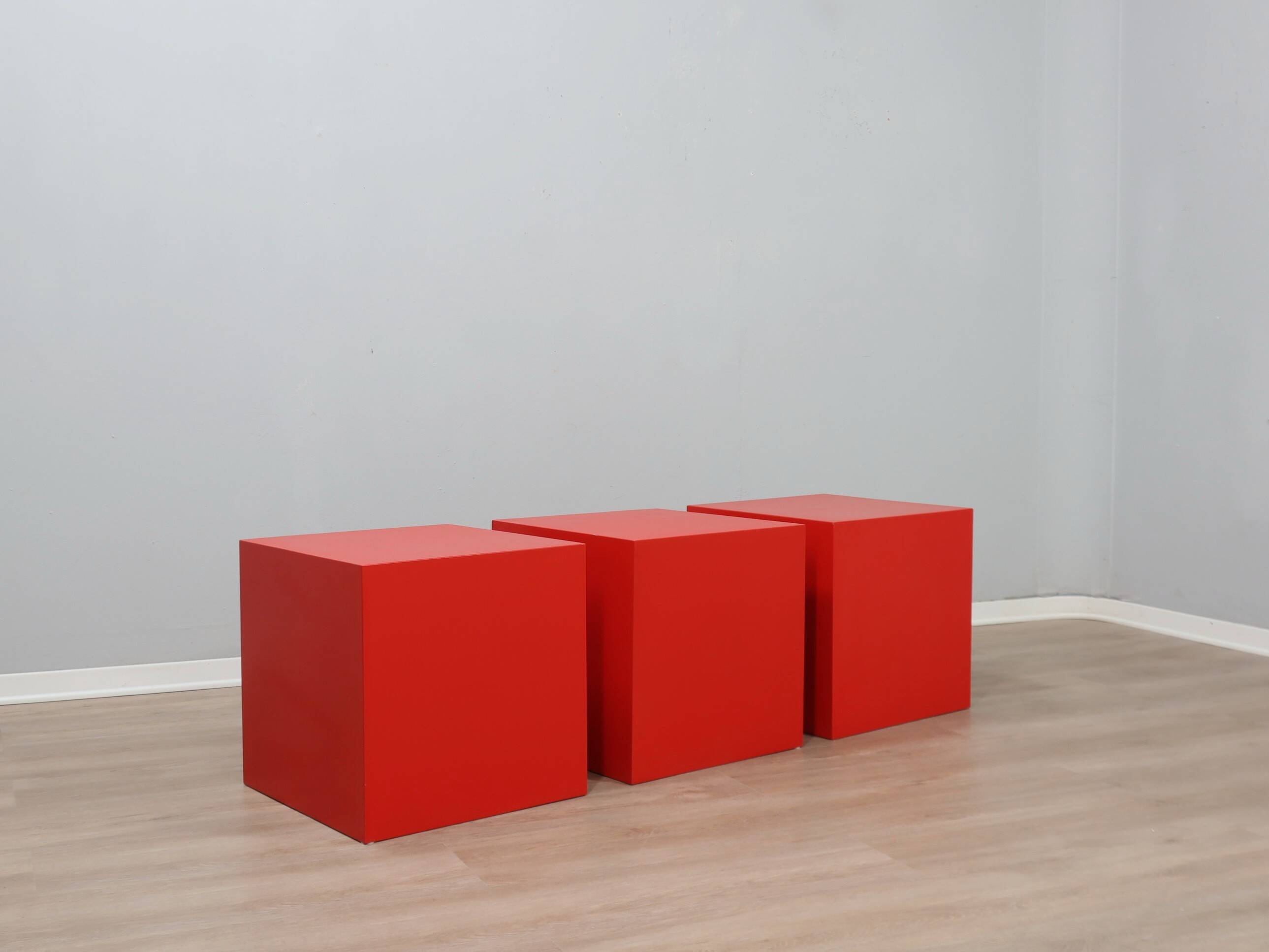 Tabourets/tables d'appoint cubes en fibre de verre italiens des années 1960, lot de 3