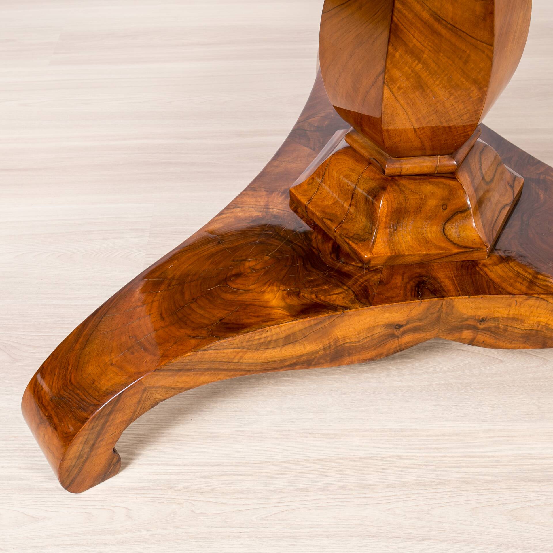 Biedermeier Period Round Walnut Table, Germany, circa 1840