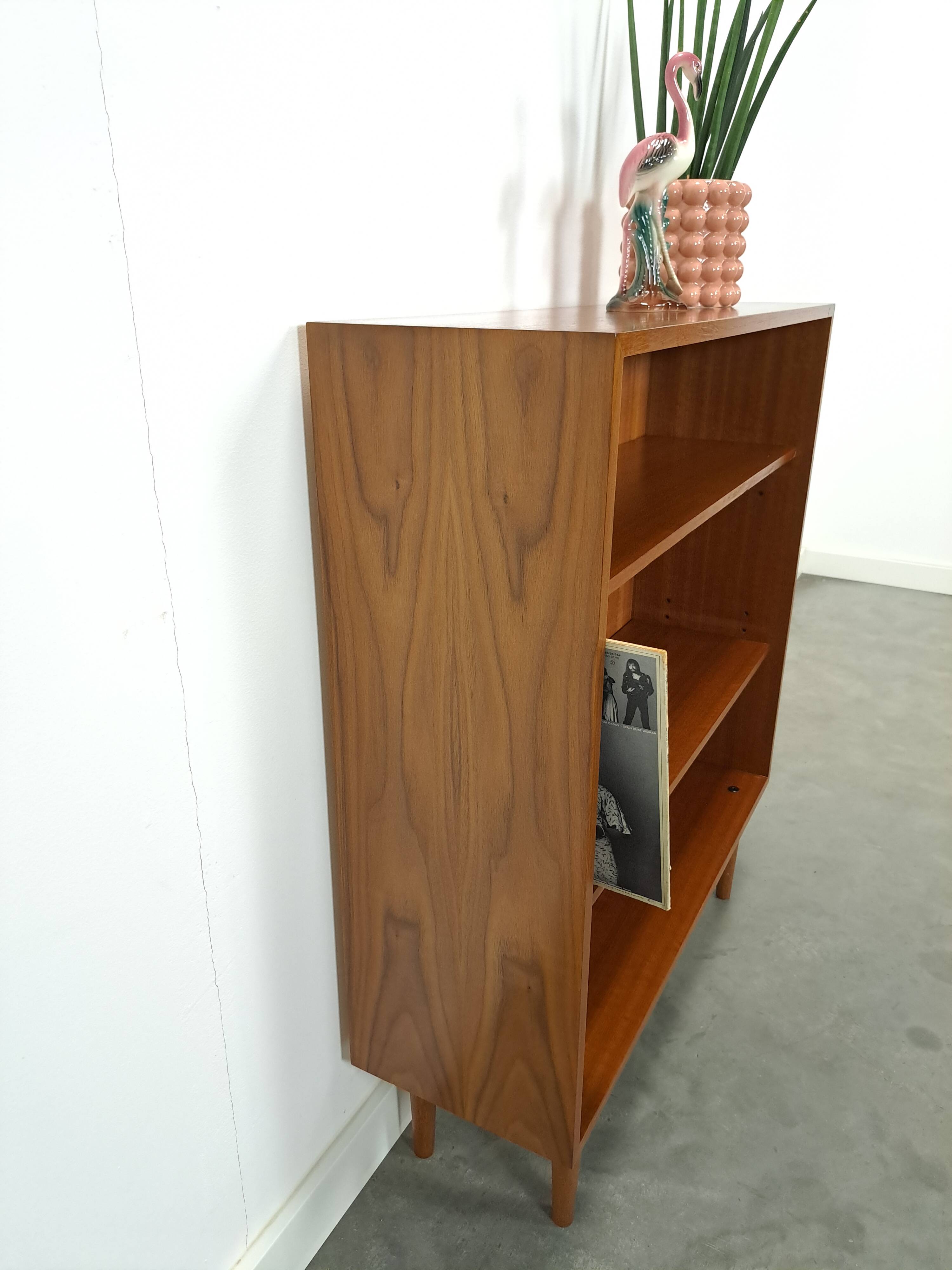 Noten fineer boekenkast LP kast met legplanken nr. 2