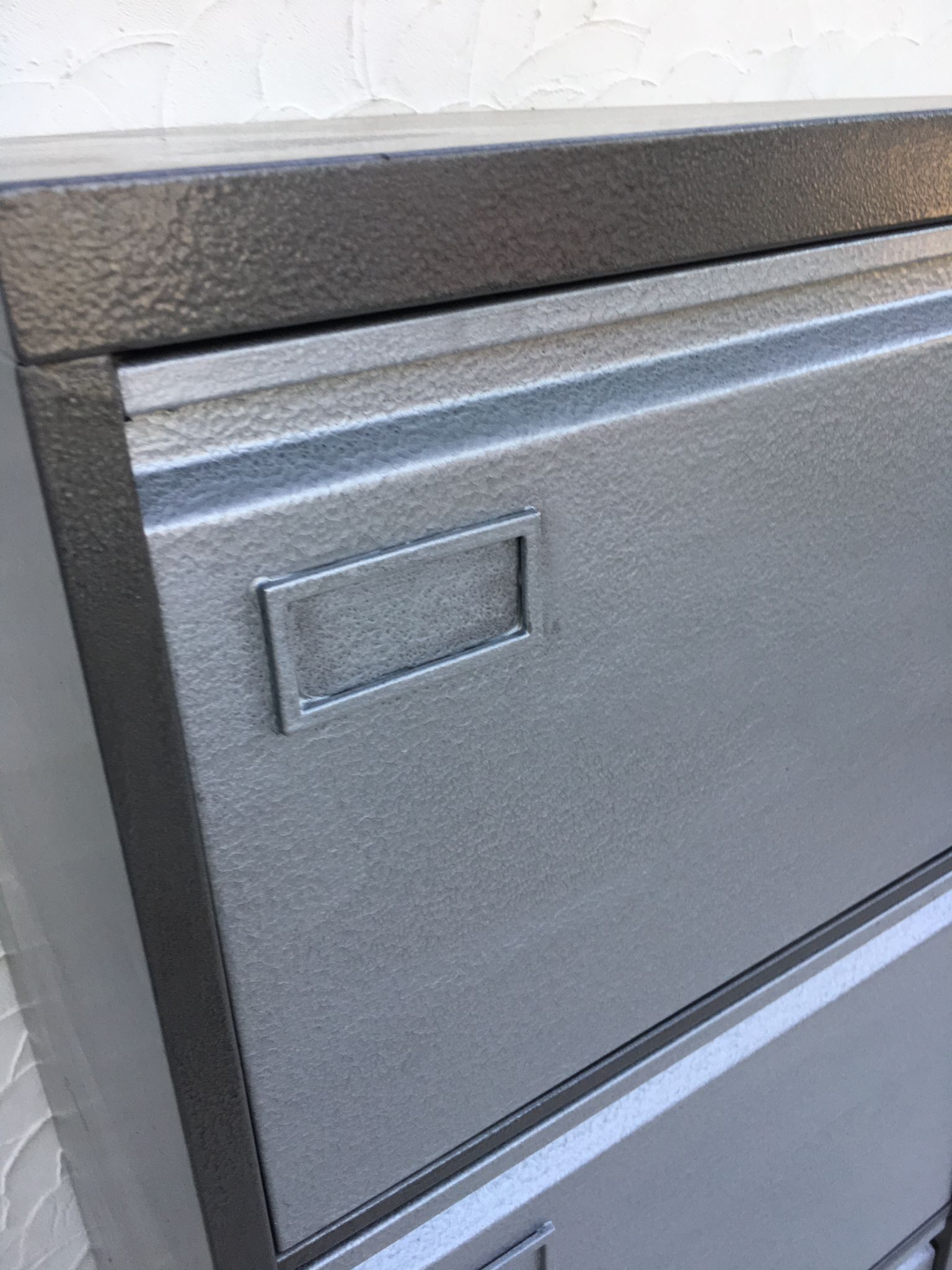 Metal cabinet with 4 drawers