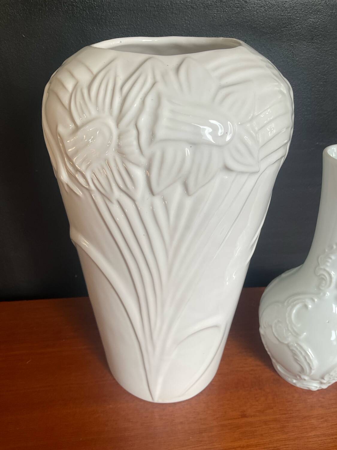 A pair of vintage vases in glazed porcelain.