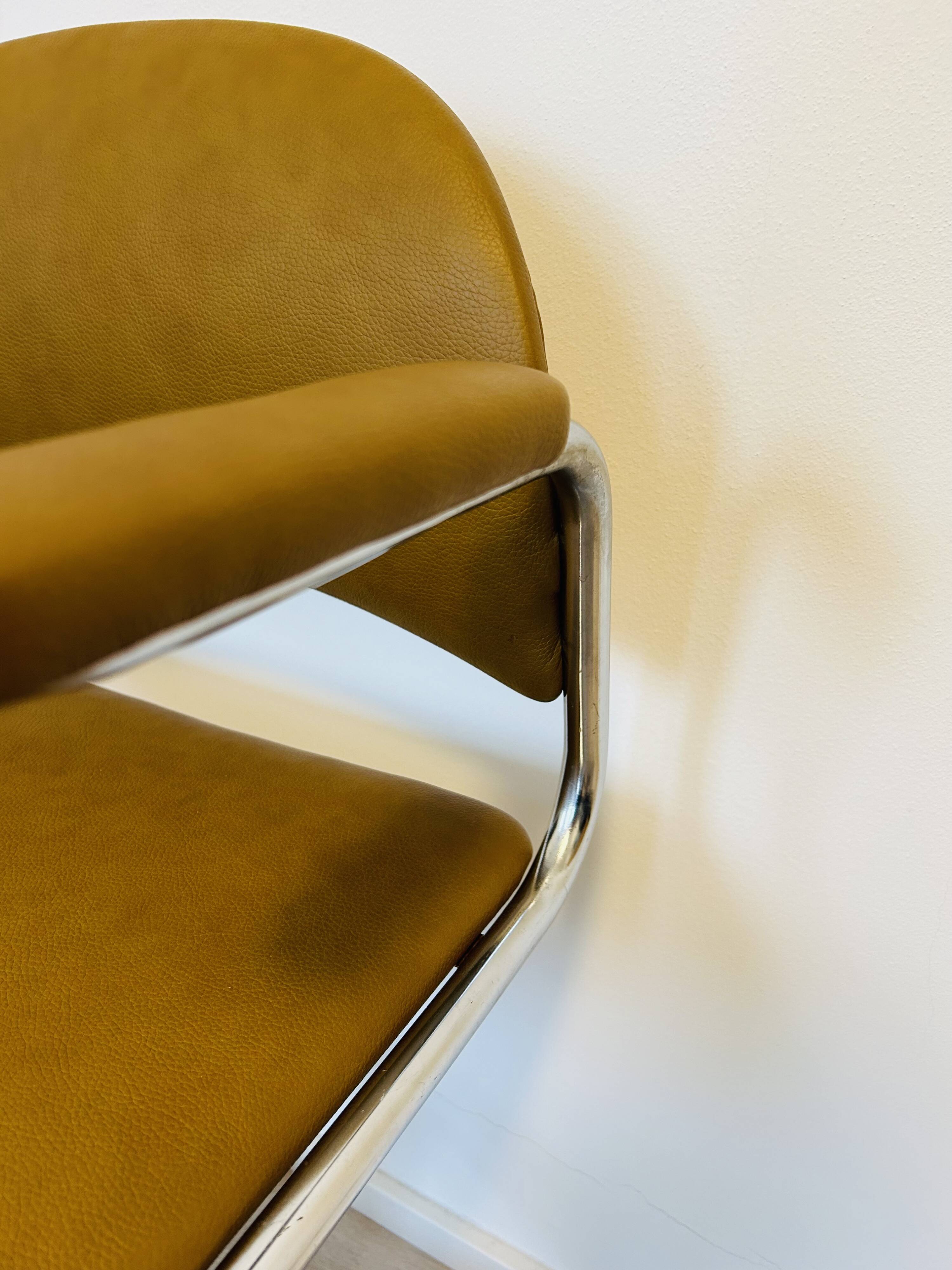 Chaise de bureau vintage moutarde par Kovona K-107 de Tchécoslovaquie, années 1970