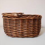 Oval basket with movable handle