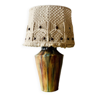 Lampe vintage à poser en grès vernissé avec abat-jour en macramé