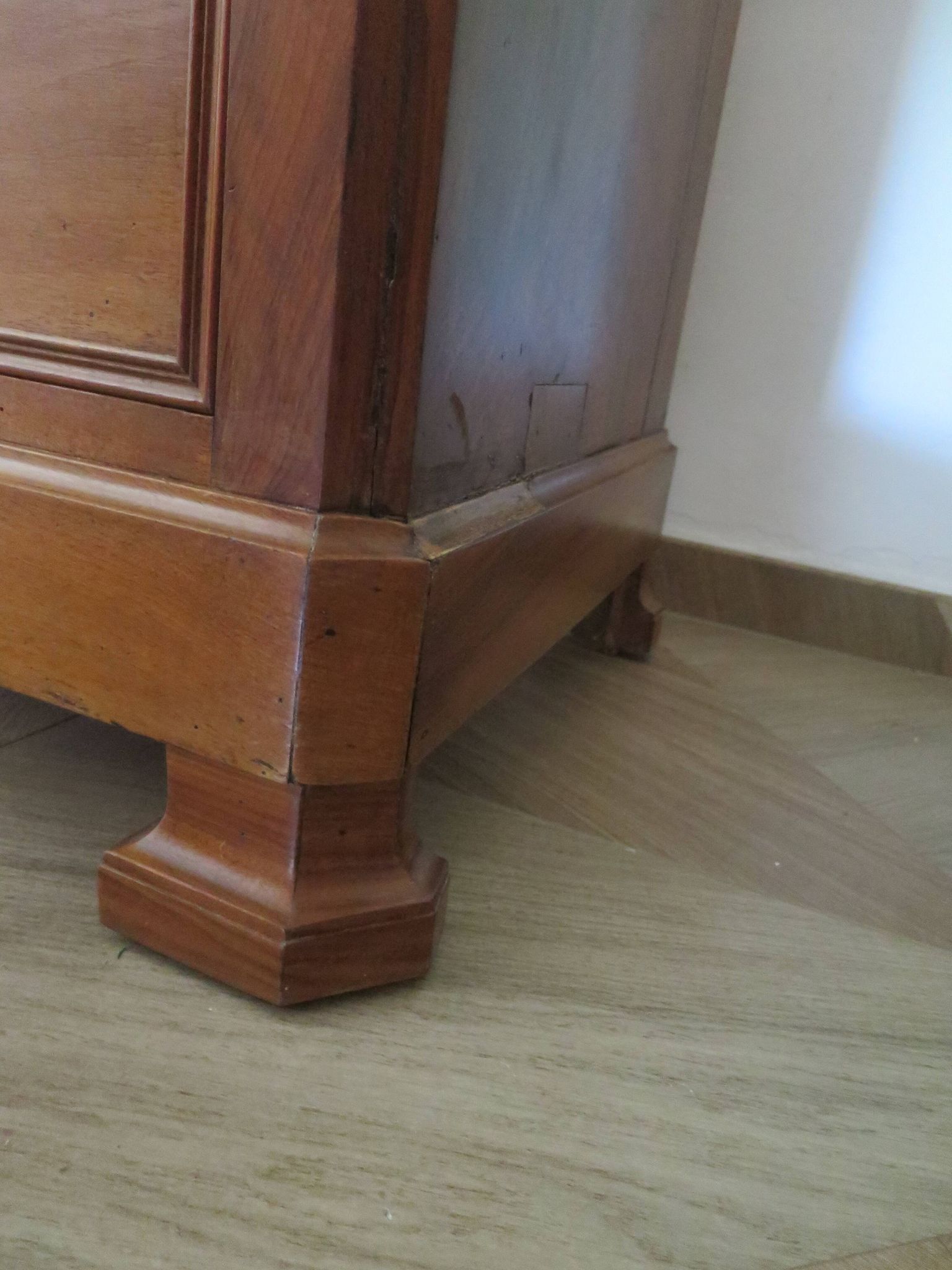 Rare - Pretty old chest of drawers with 4 drawers and 3 locks - In walnut - 1930