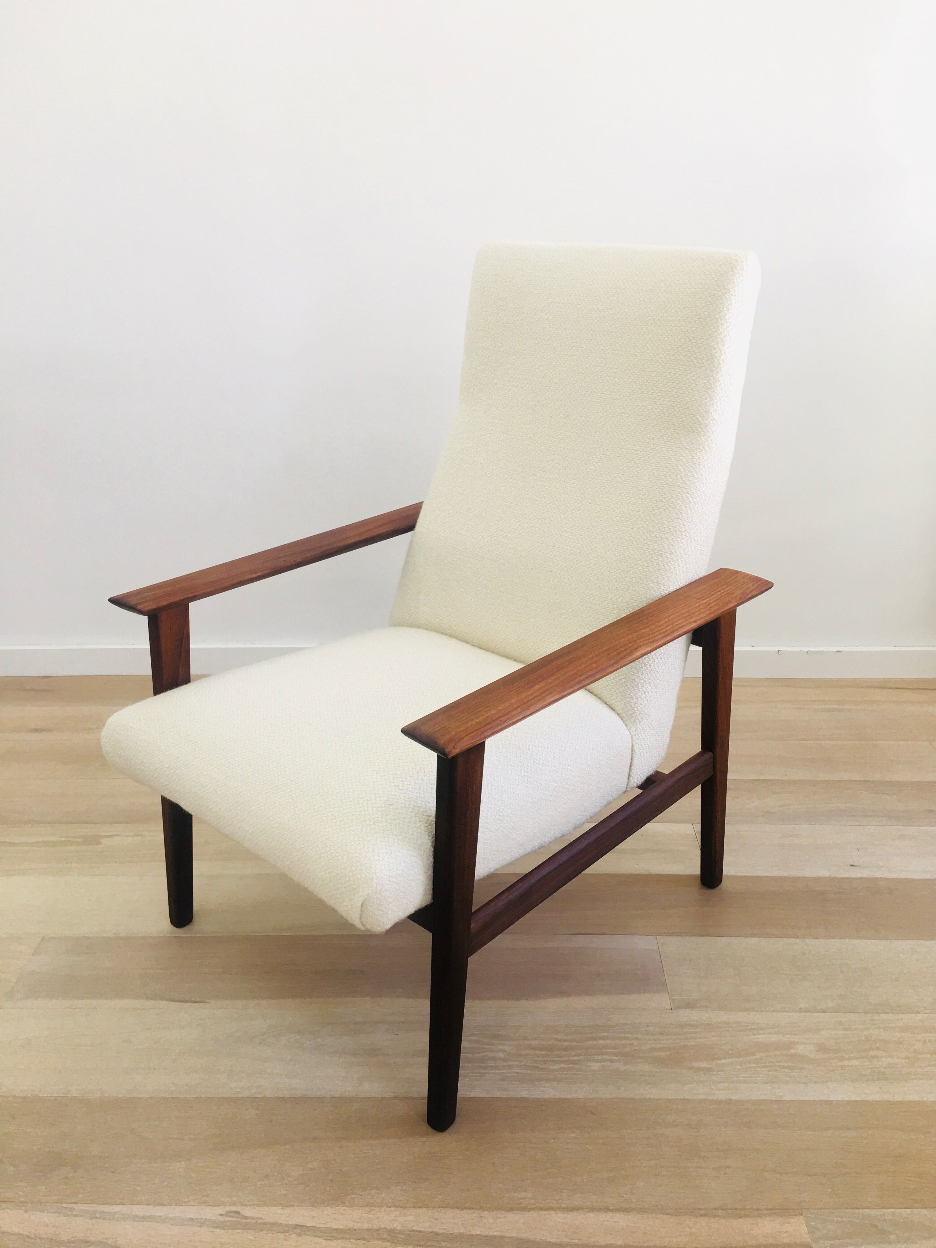 Scandinavian armchair with Lelièvre ecru buckle fabric