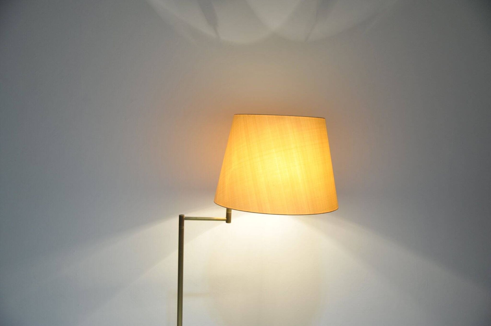 Lampe de sol en laiton vintage avec bras pivotant, années 1970