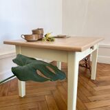 Table basse jaune en bois massif