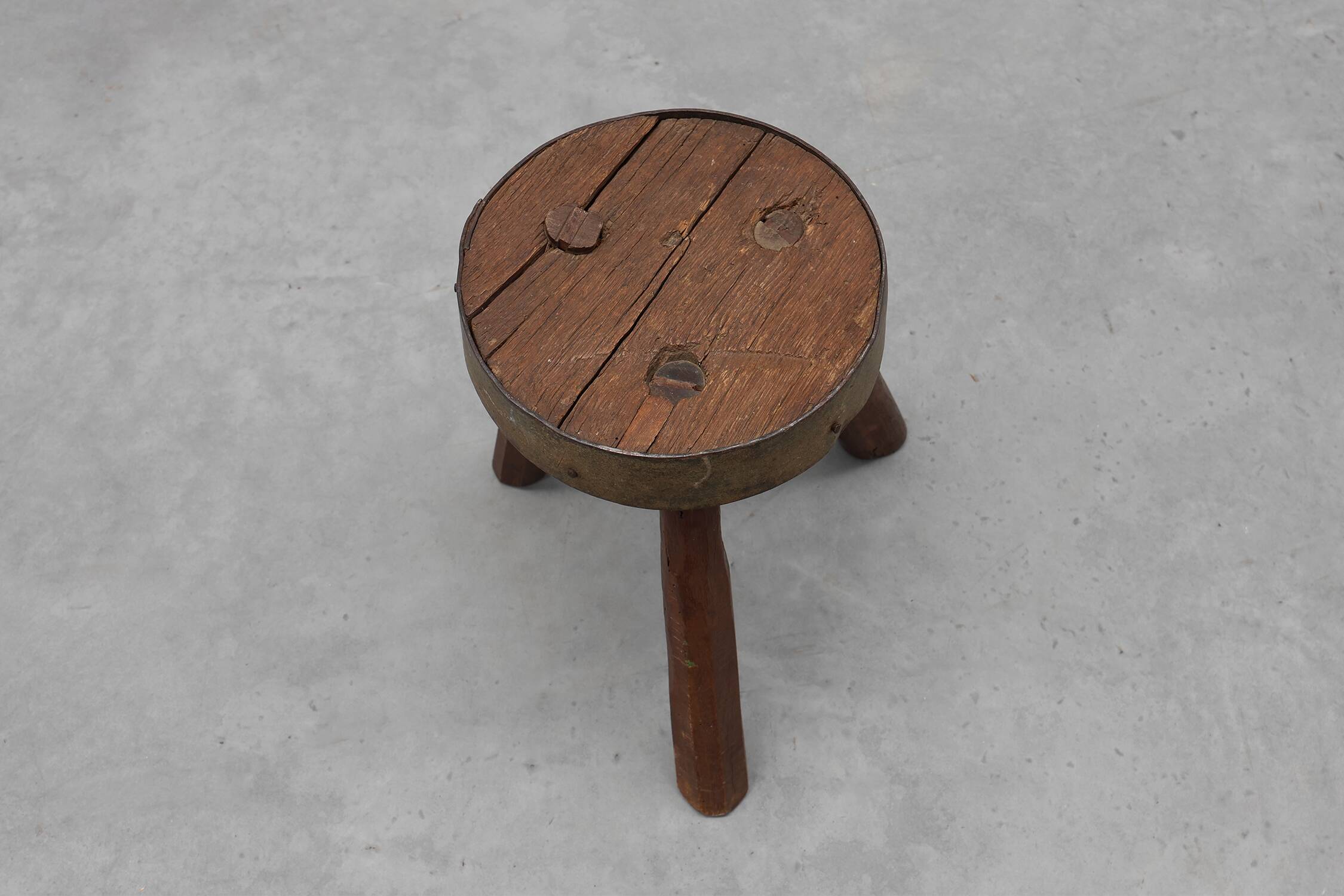 Brutalist French solid oak tripod stool with metal rim, 1850s
