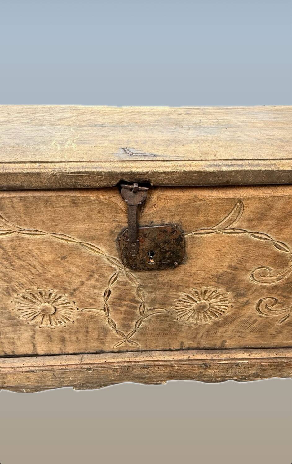 Magnifique coffre de mariage ancien en bois sculpté