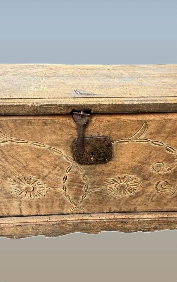 Magnifique coffre de mariage ancien en bois sculpté