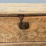 Magnifique coffre de mariage ancien en bois sculpté