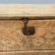 Magnifique coffre de mariage ancien en bois sculpté
