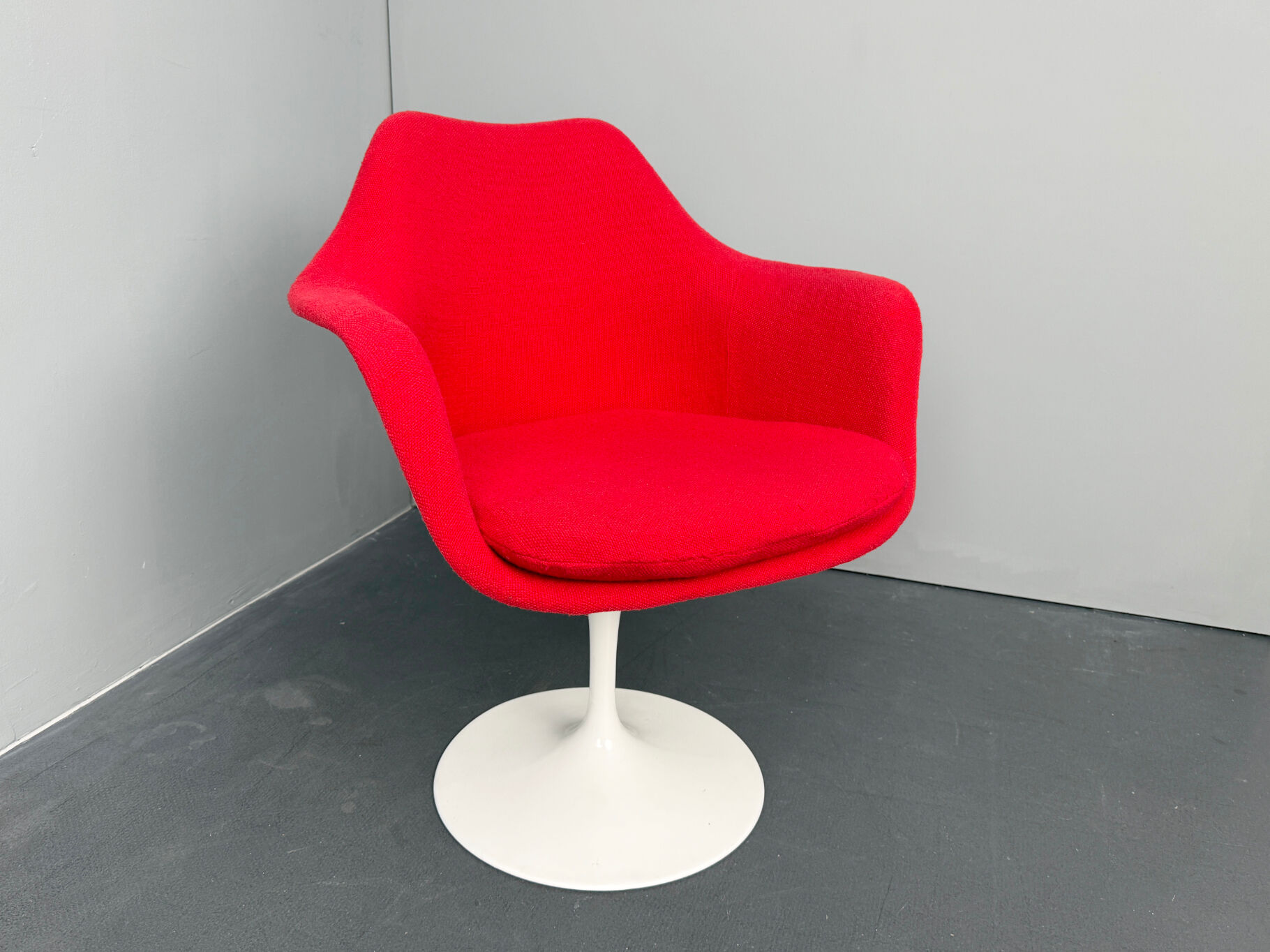 Tulip chair – swivel armchair red, by Eero Saarinen for Knoll International, Italy, 1960s