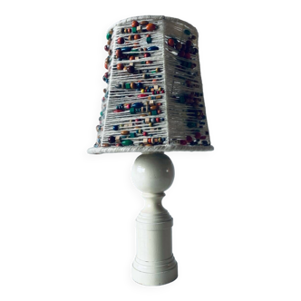 Lampe en bois tourné et perles