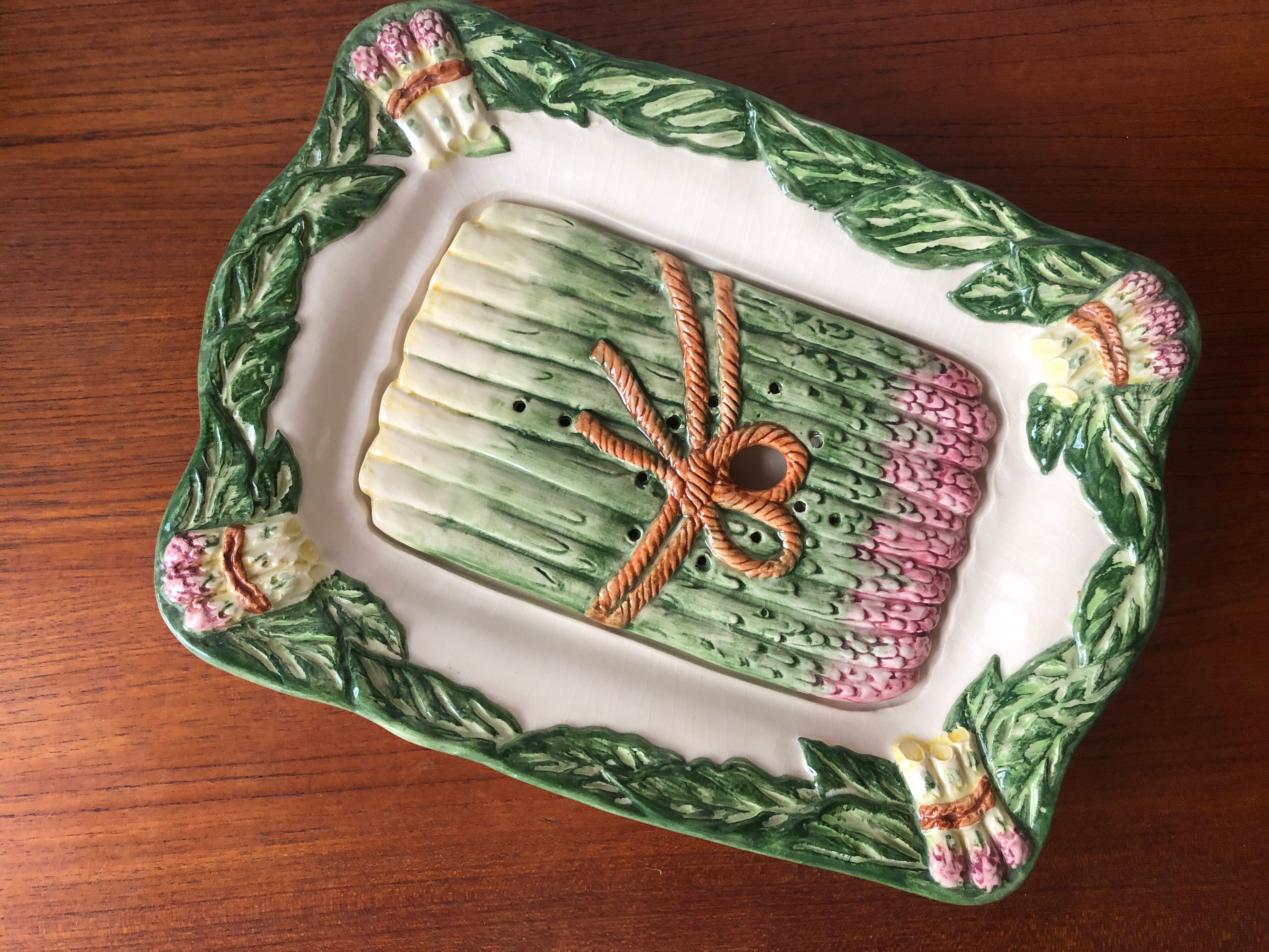 Asparagus dish with integrated drainer