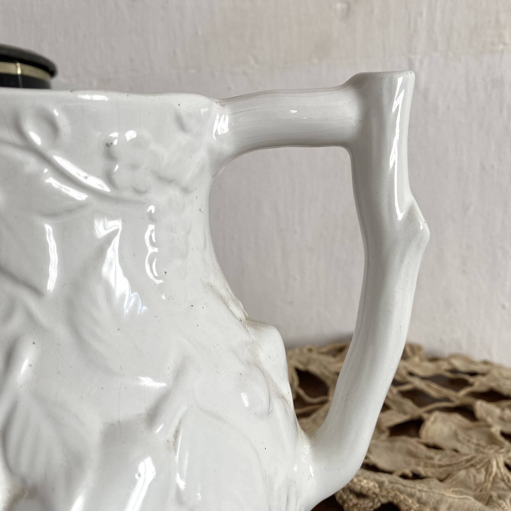 Jug in slipware with fruits