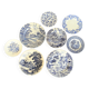 Huit assiettes bleues et blanches dépareillées
