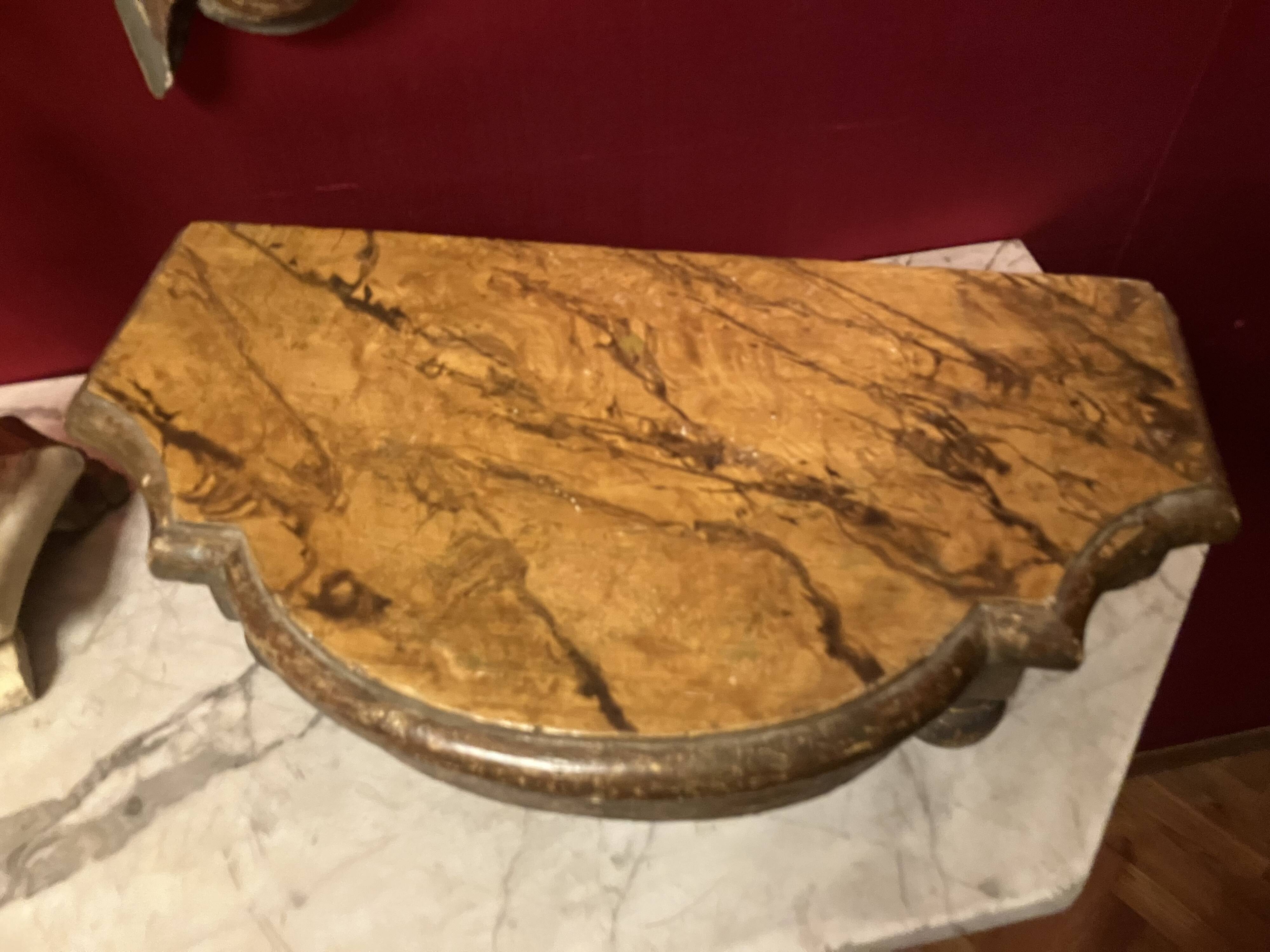 Ancient Italian pedestal, gilded carved wood, faux yellow Siena marble, 19th century.