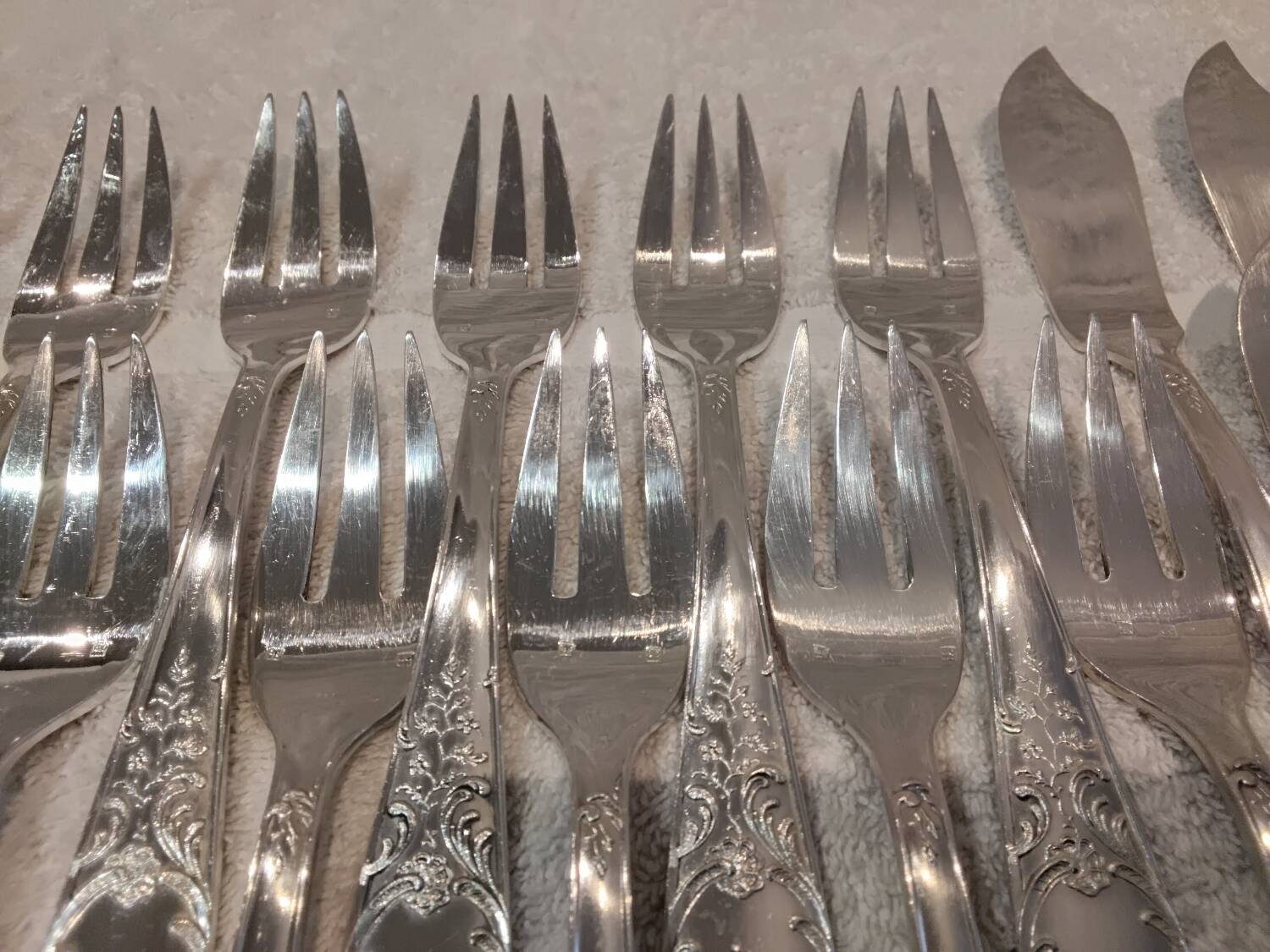 12 forks, 12 fish knives, silver-plated metal, rocaille pattern