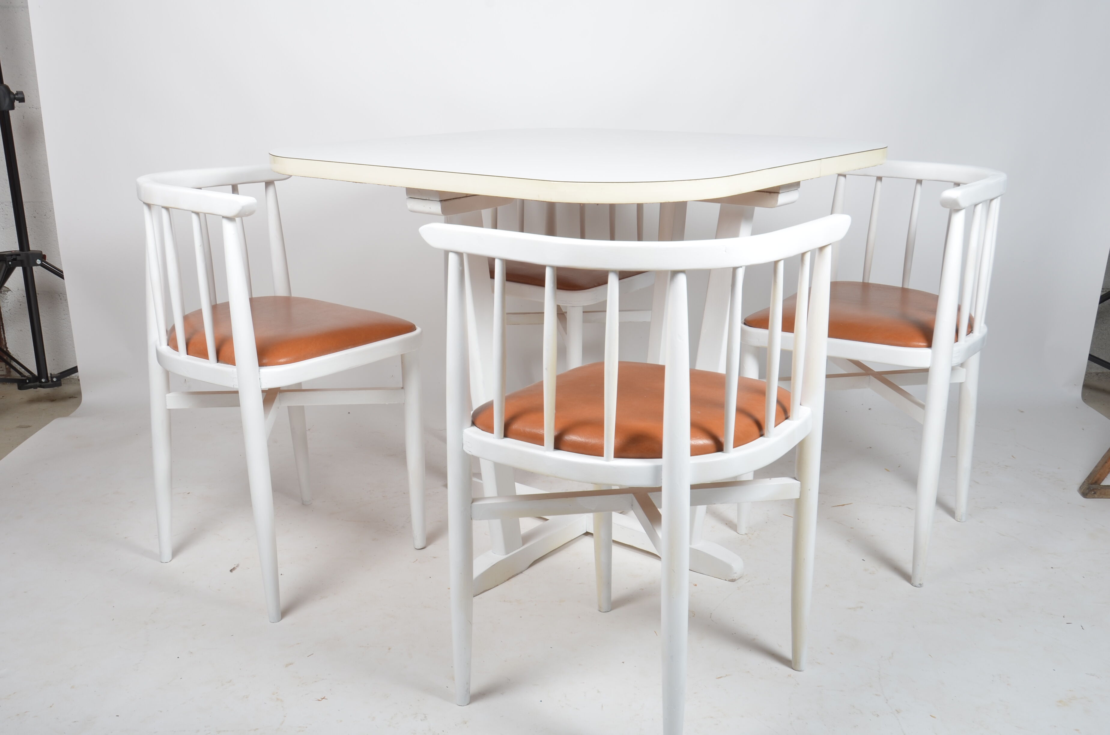 Dining table set and 4 Thonet chairs