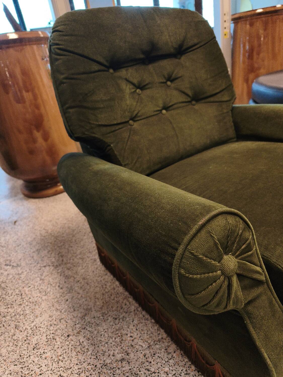 Olive green crapaud armchair L’olive