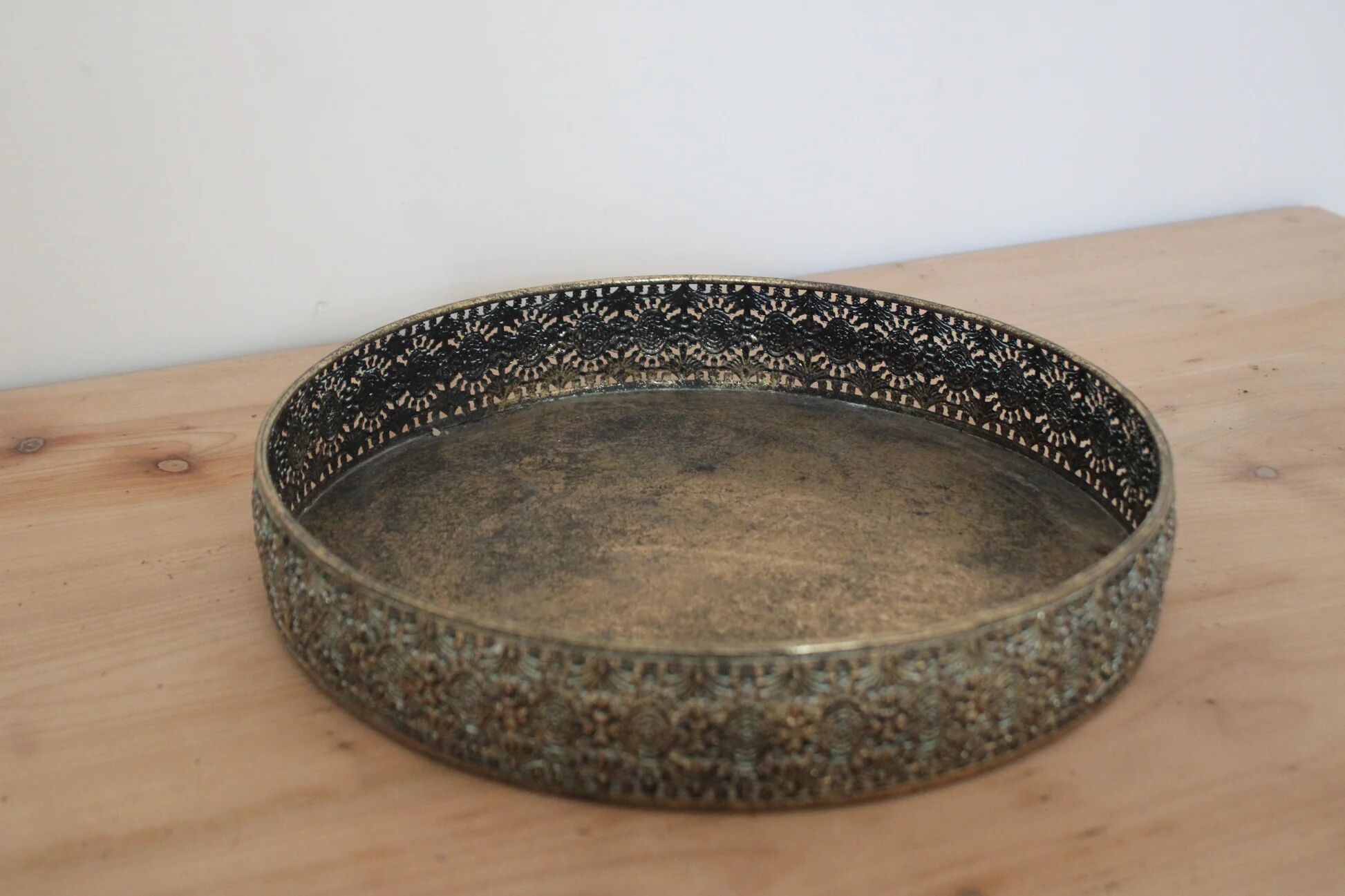 Round metal plate in patinated gold with an openwork border – D30 cm