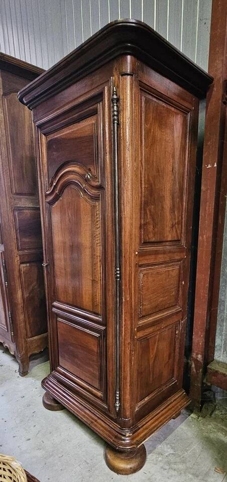 Louis XIII bonnetière wardrobe in solid walnut – 18th century period
