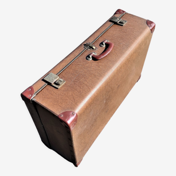 Valise vintage marron avec étiquettes de voyage de marque cheney england