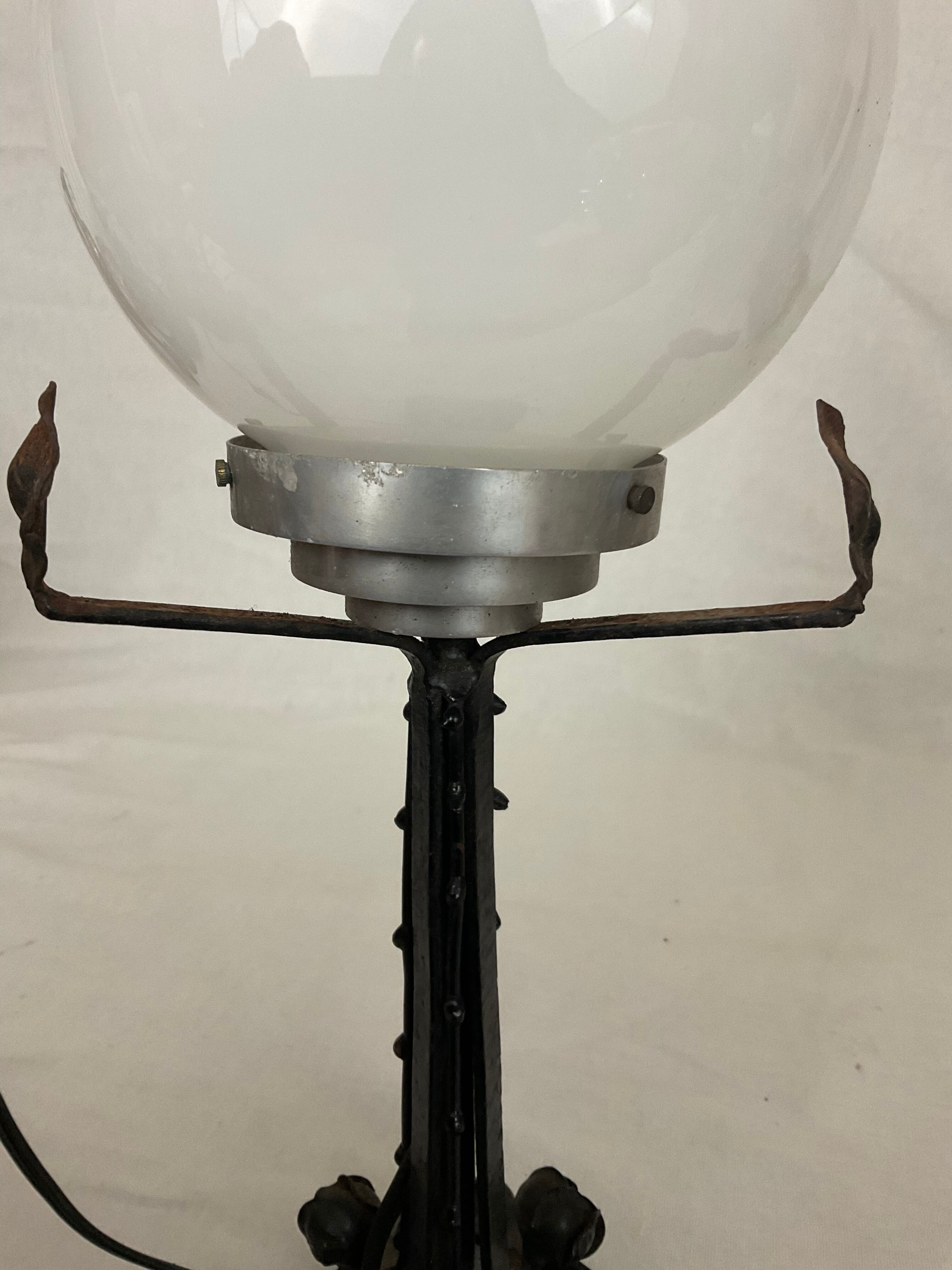 Lampe art nouveau art déco en fer forgé globe blanc