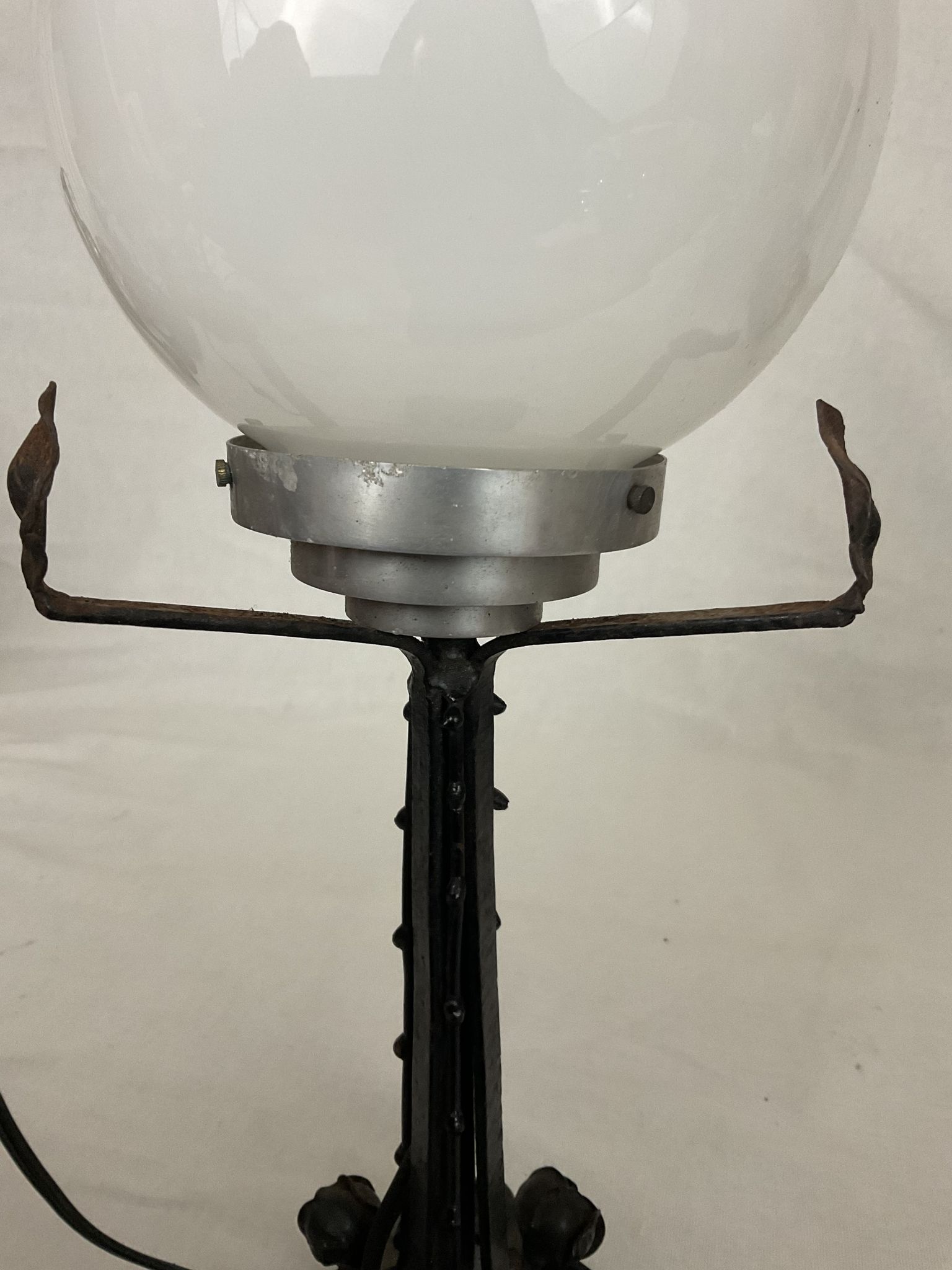 Lampe art nouveau art déco en fer forgé globe blanc