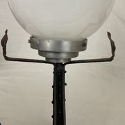 Lampe art nouveau art déco en fer forgé globe blanc