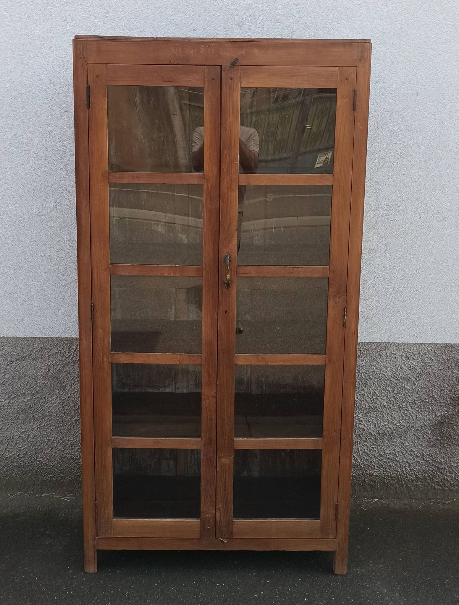 Armoire vitrée en bois