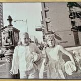 Angelo Rizzuto, "Deux filles à côté d'une alarme incendie", Manhattan, 1964