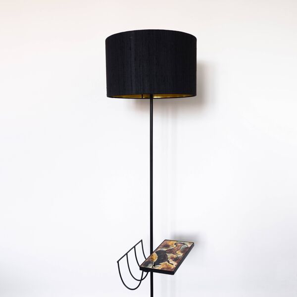 Lampadaire porte revue en métal noir avec tablette en céramique