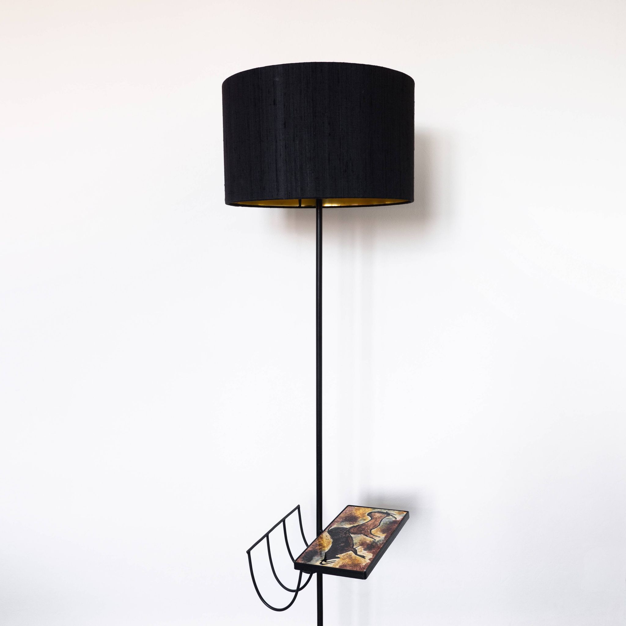 Black metal magazine rack floor lamp with ceramic shelf