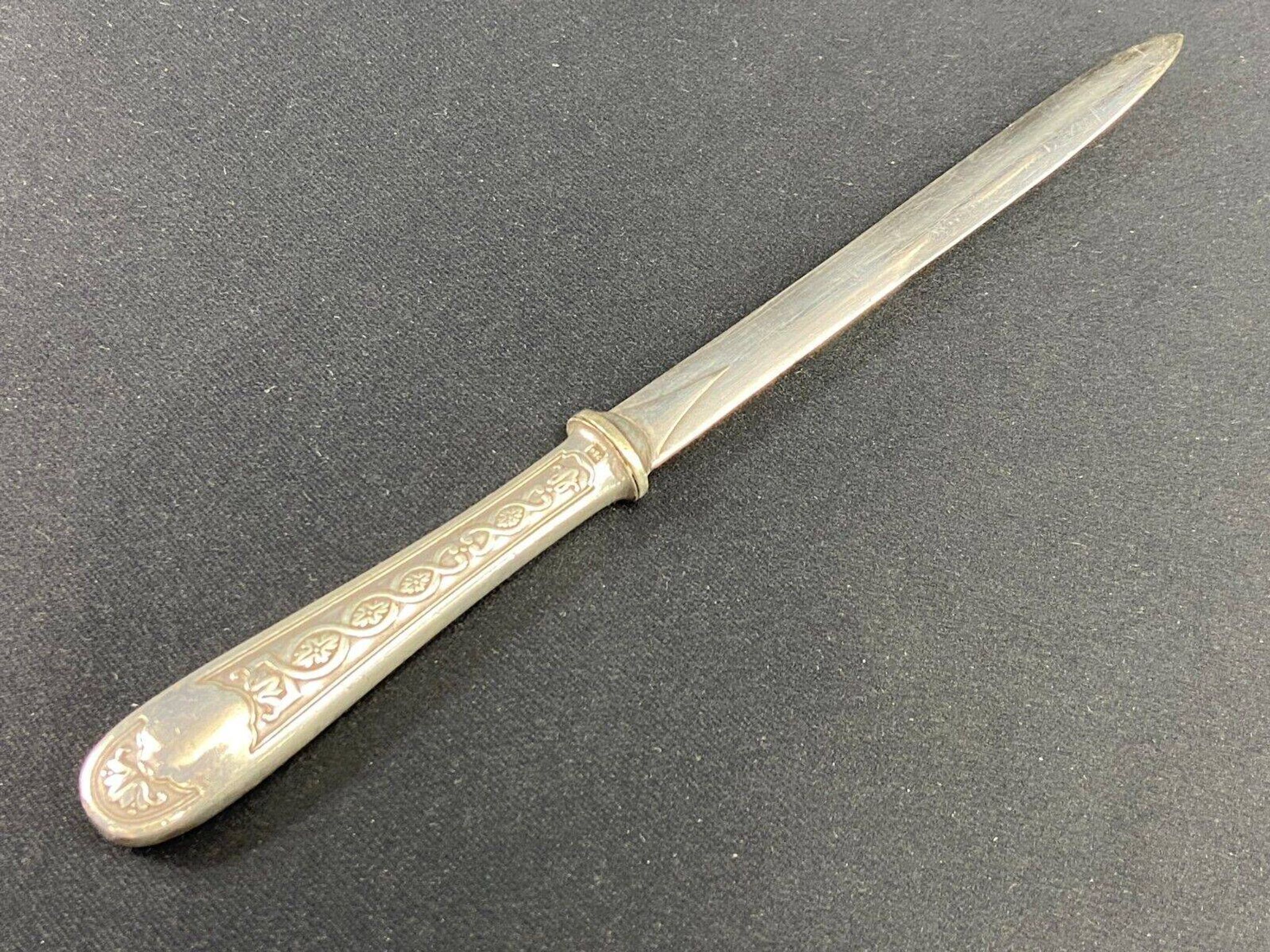 Coupe-papier ouvre-lettre en métal argenté de style Louis XIV