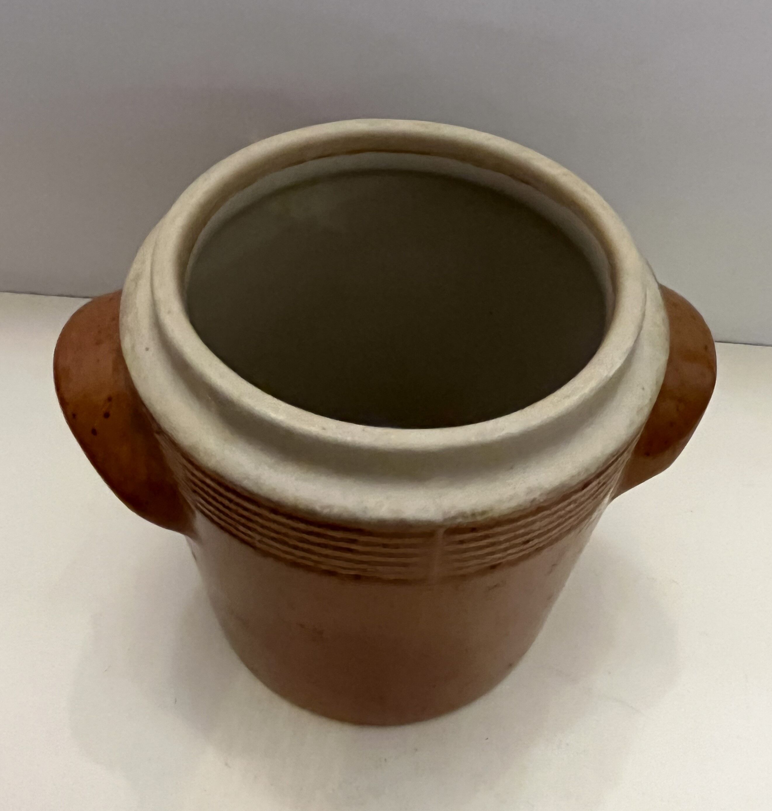 Covered pot in glazed sandstone
