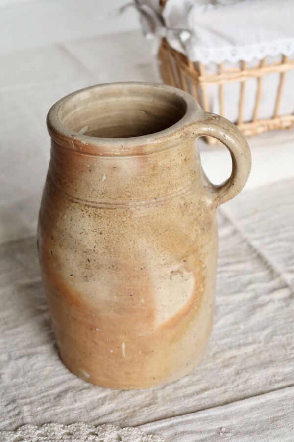 Jarre ancienne en grès rustique avec poignée